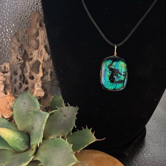 Jewelry - Elegant fused glass artisan made Pendant Necklace 24 inch bx52